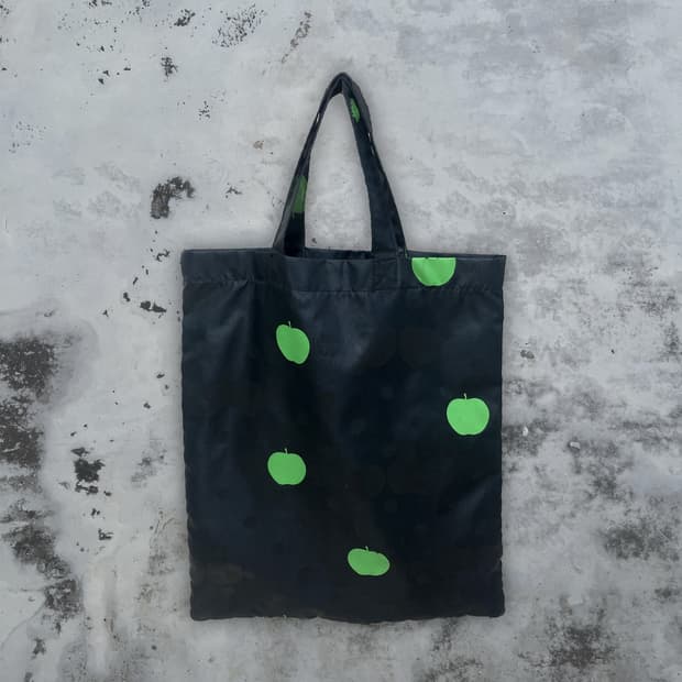COMME des GARÇONS × THE BEATLES Apple Po