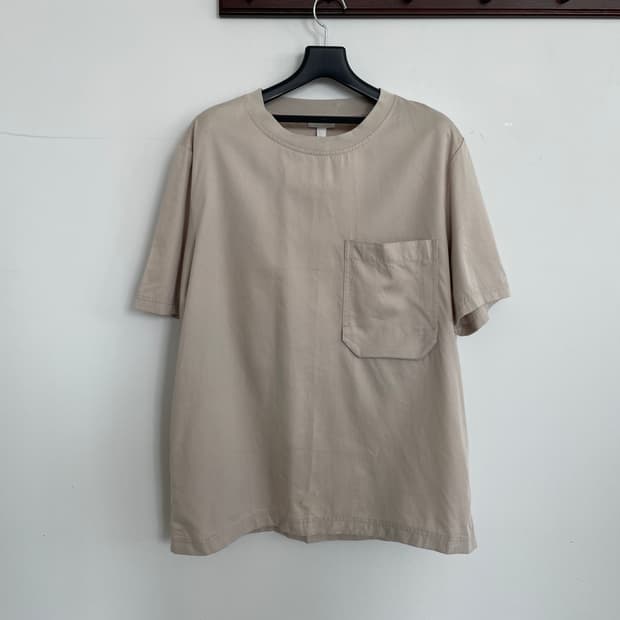 코스 베이지 포켓 반팔 티셔츠