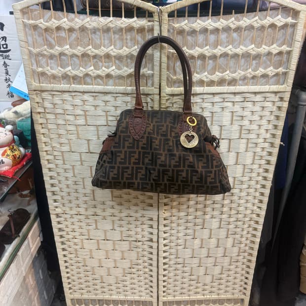 정품 펜디 주카 쇼퍼백 팝니다