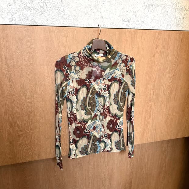 빈티지 터틀넥 티셔츠 플로럴 페이즐리 패턴 프린팅 디테일 슬림핏 버건디