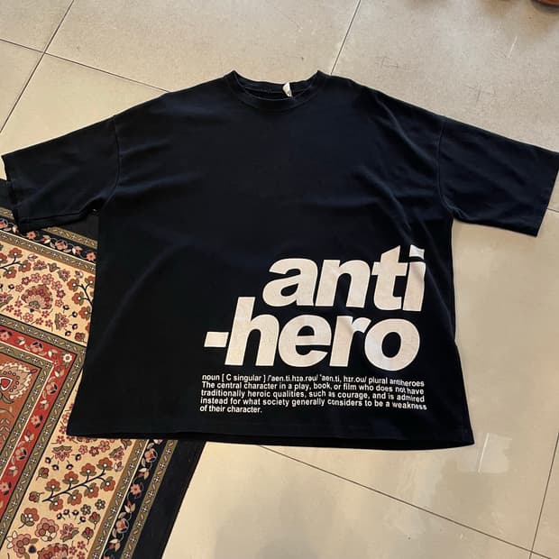 Divine Anti-Hero 반팔 티셔츠