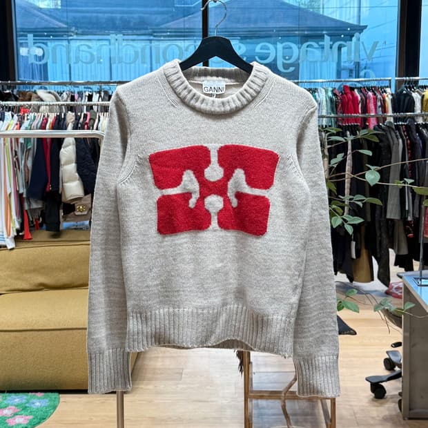 가니 베이지 버터플라이 그래픽 풀오버 니트