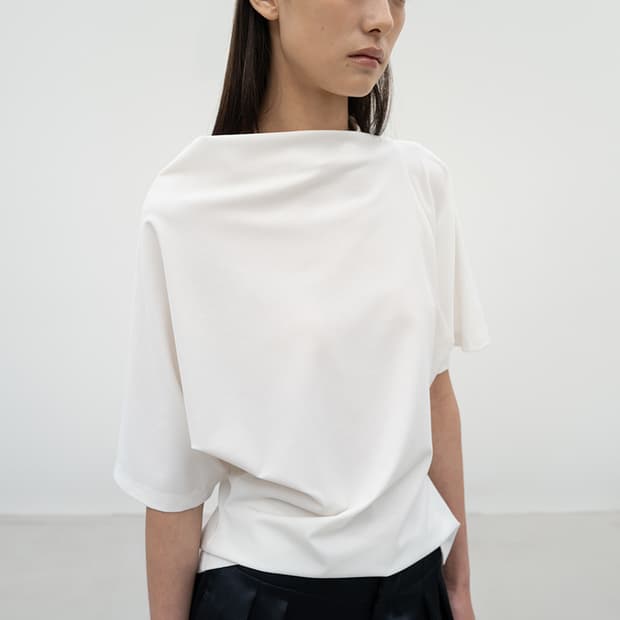 Mukha (무카) FLUID DRAPE TOP (IVORY)