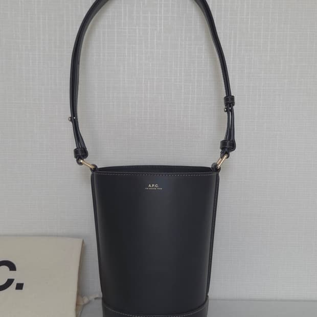 A.P.C. 아페쎄 암브르 스몰 버킷백 블랙