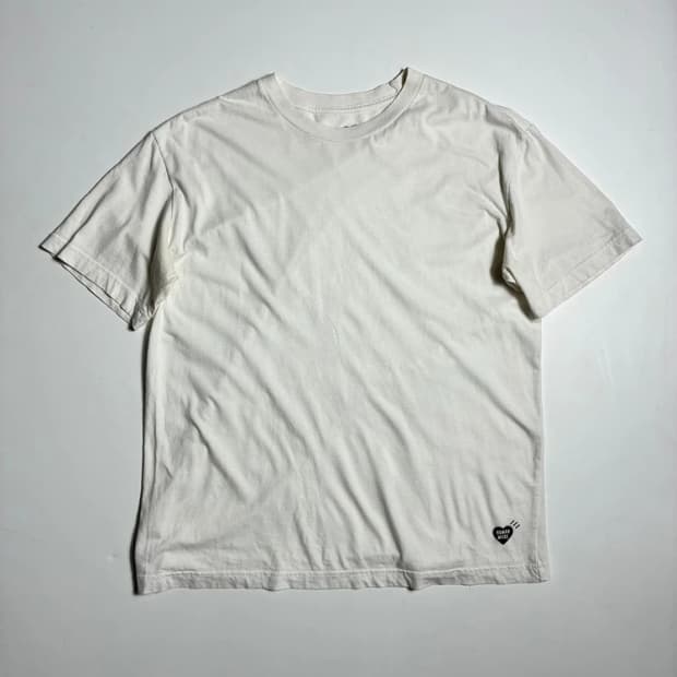 휴먼메이드 스몰 하트 로고 베이직 화이트 반팔 티셔츠 R2641