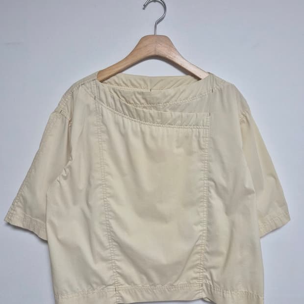 마뗑킴MartinKim 여성 절개 블라우스 - T125