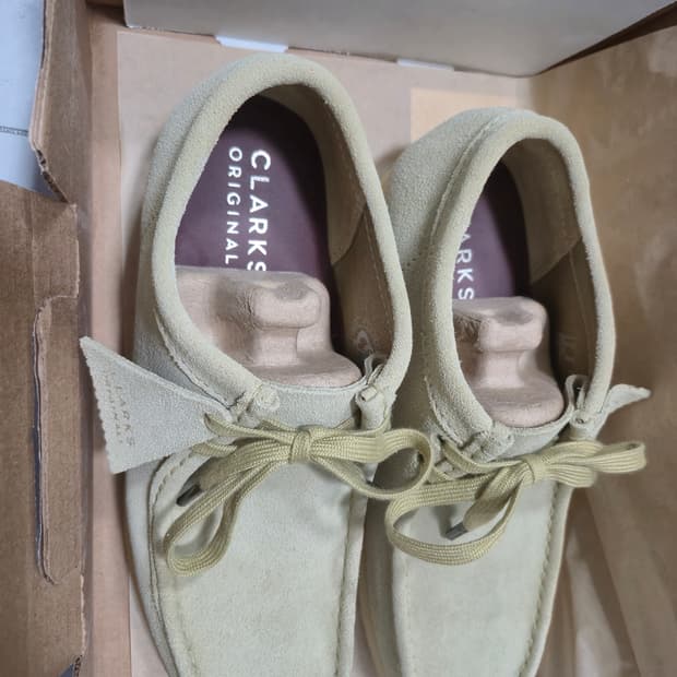 [255] 클락스 왈라비 메이플 스웨이드 (실착 2회/A+급)