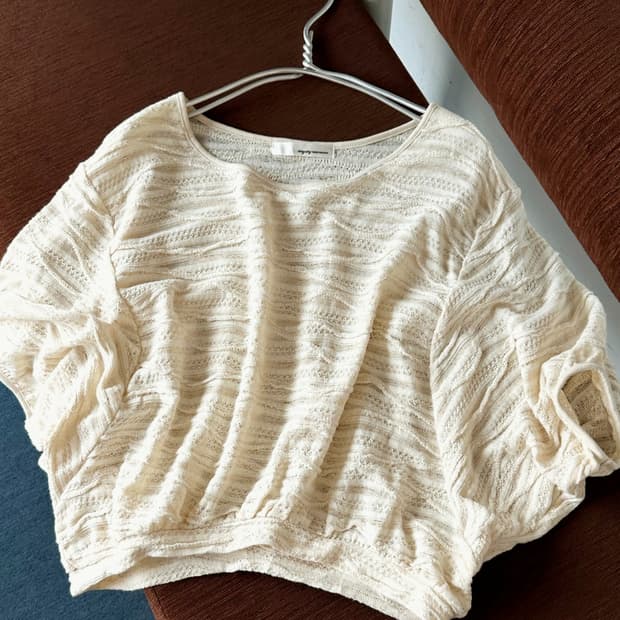 Loose gauge knit fabric wide top