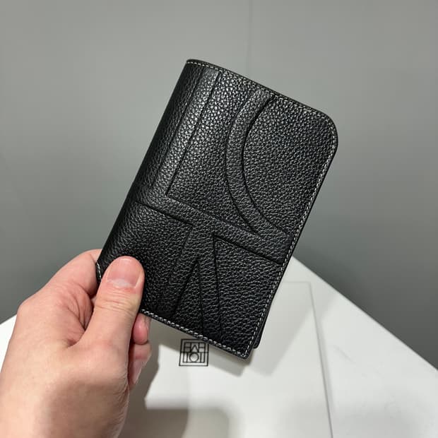 (정품/새상품) TOTEME 토템 여성 블랙 모노그램 레더 여권 지갑