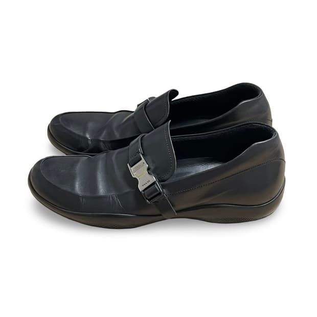 프라다 스포츠 레더 버클 로퍼