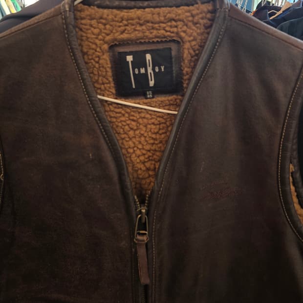 톰보이 브라운 빈티지 소가죽 양털 베스트