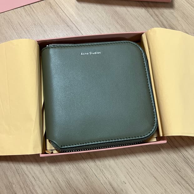 아크네스튜디오 가죽 반지갑 새상품