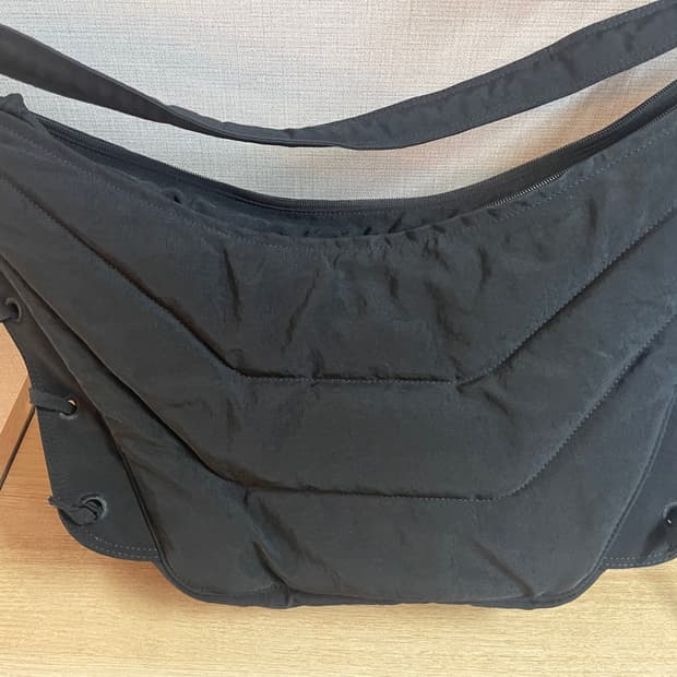 르메르 소프트 게임백 미디움 사이즈 블랙 판매 합니다