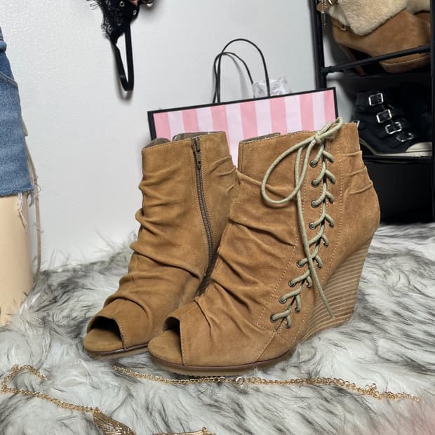 Aldo 스웨이드 셔링 오픈토 앵클 웨지힐 부츠 레이스업