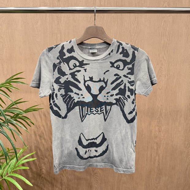 디젤 코튼 라운드넥 반팔 티셔츠 타이거 그래픽 로고 프린트 디테일 그레이