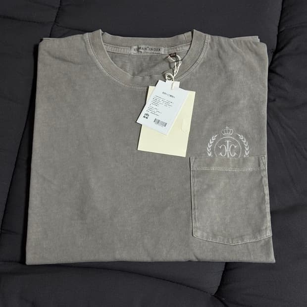 4) 폴리테루 휴먼 포켓 엠블럼 티셔츠 더티 그레이