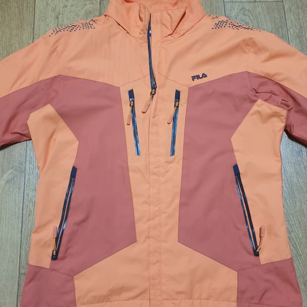 1207 휠라 아웃도어 바람막이 95 사이즈입니다