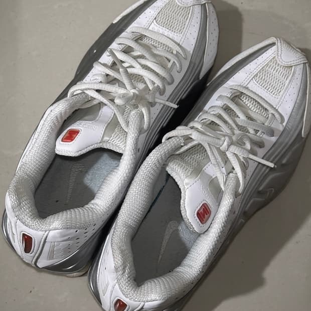 나이키 샥스 R4 화이트 앤 메탈릭 플래티넘 250
