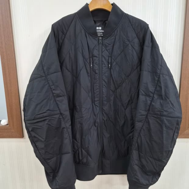 L) 유니클로 x 화이트 마운티리어닝 하이브리드 다운 자켓 팝니다