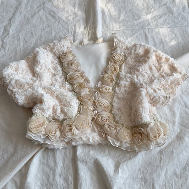 엑시즈팜 라이트베이지 엔틱 페어리 크롭 퍼 볼레로