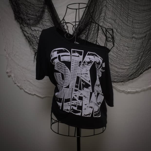 Vtg printing detail off-shoulder T