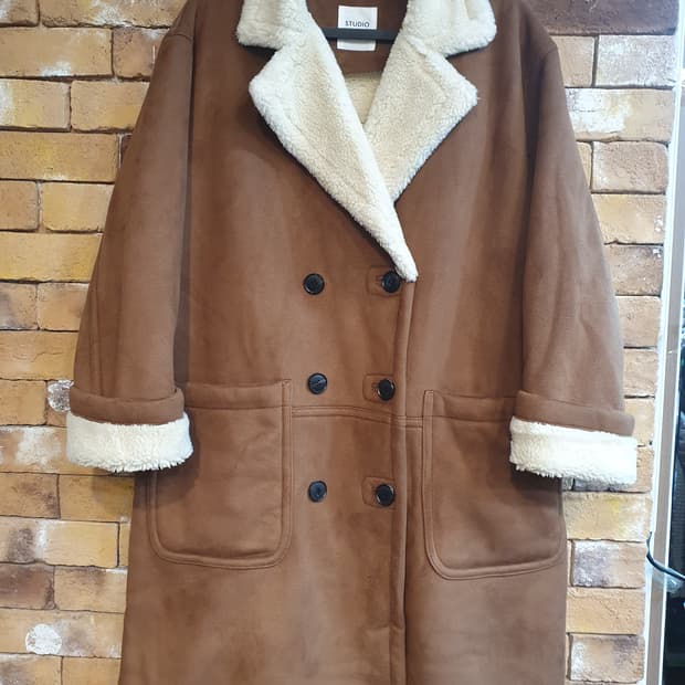 스튜디오 톰보이 무스탕 코트