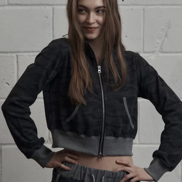 시너진 카모 하이넥 크롭 집업