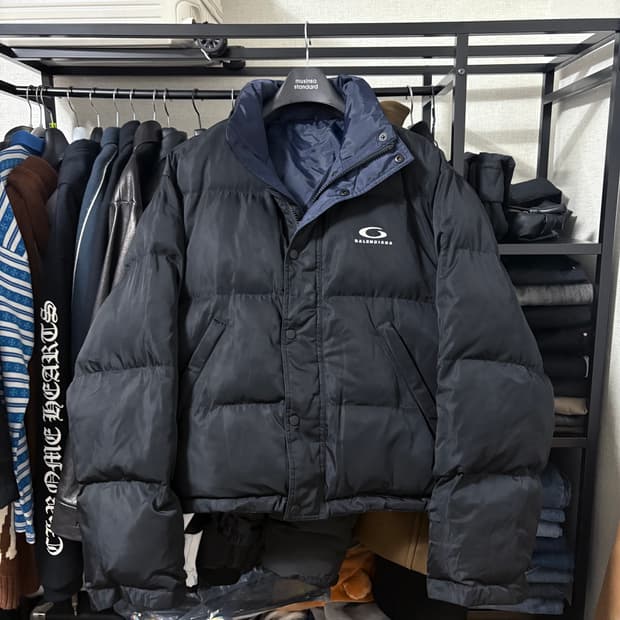 발렌시아가 리버시블 숏 푸퍼 패딩