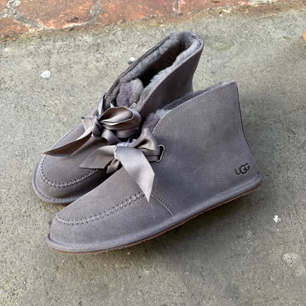 Ugg 어그 리본 스웨이드 부츠 (240)