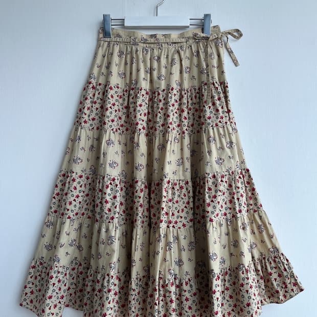 베이지 플라워 패치워크 티어드 롱스커트