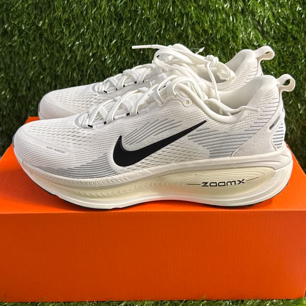 나이키 보메로 18 서밋 화이트 코코넛 밀크