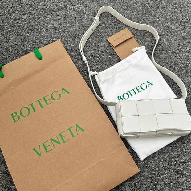 보테가베네타 카세트백 화이트