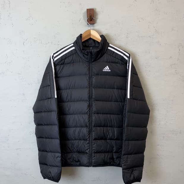 아디다스 에센셜 다운 경량패딩 블랙