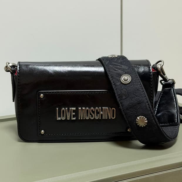러브 모스키노 로고 플레이트 미니 크로스백