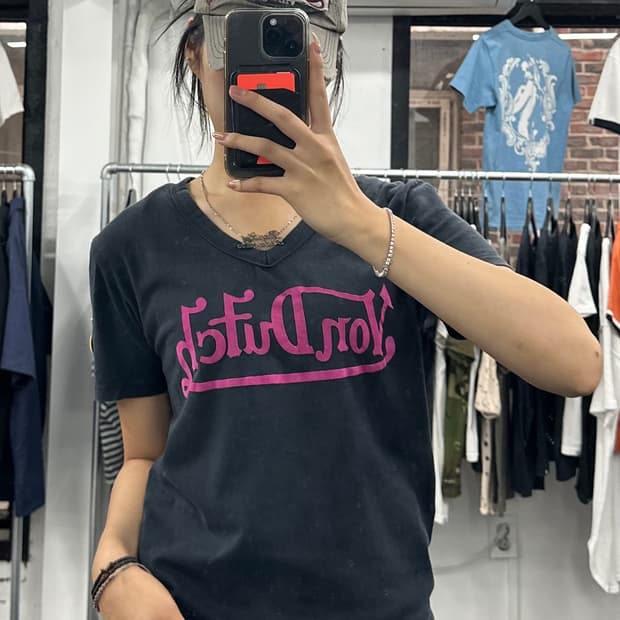 본더치 스펠로고 브이넥 티셔츠