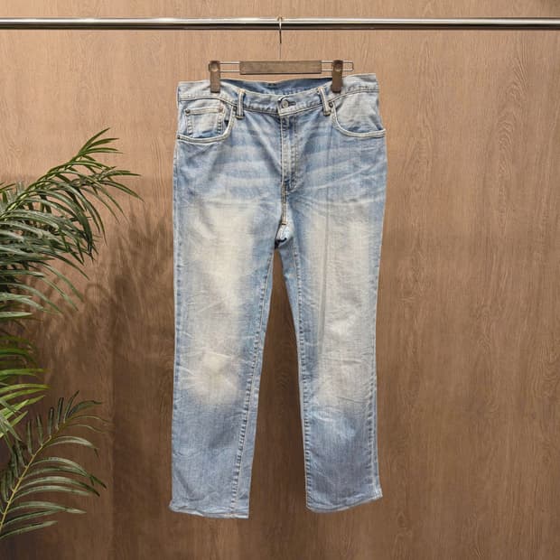 리바이스 551 워싱 데님 팬츠 레드 로고 탭 디테일 스트레이트핏 연청