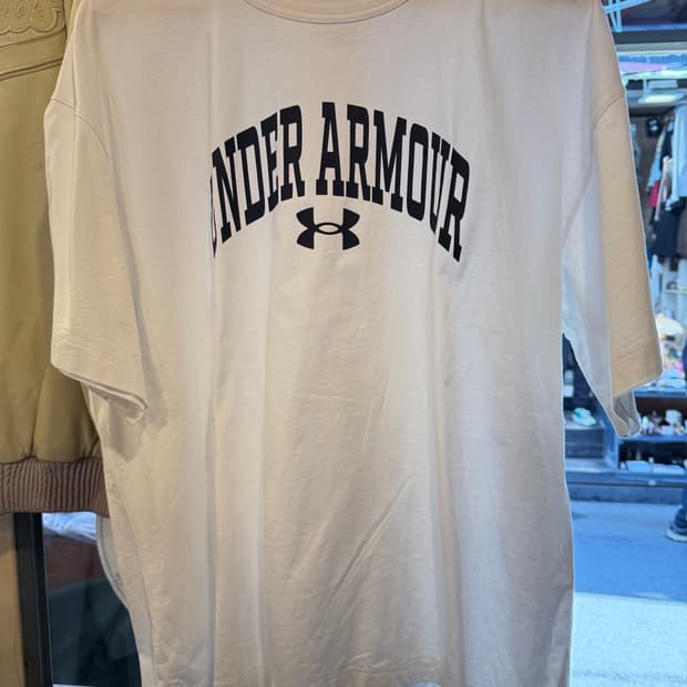 언더아머 빅로고 화이트 반팔티
