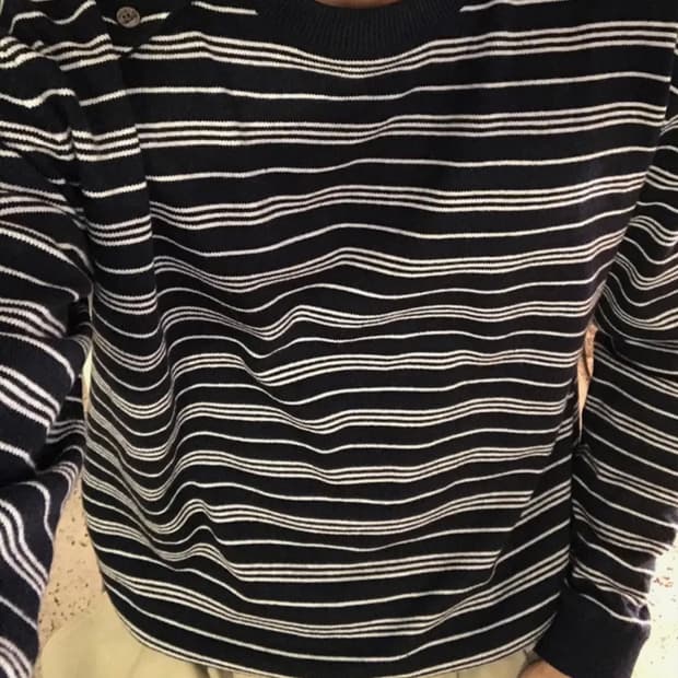 인템포무드) 울 위트 버튼 스트라이프 니트 네이비