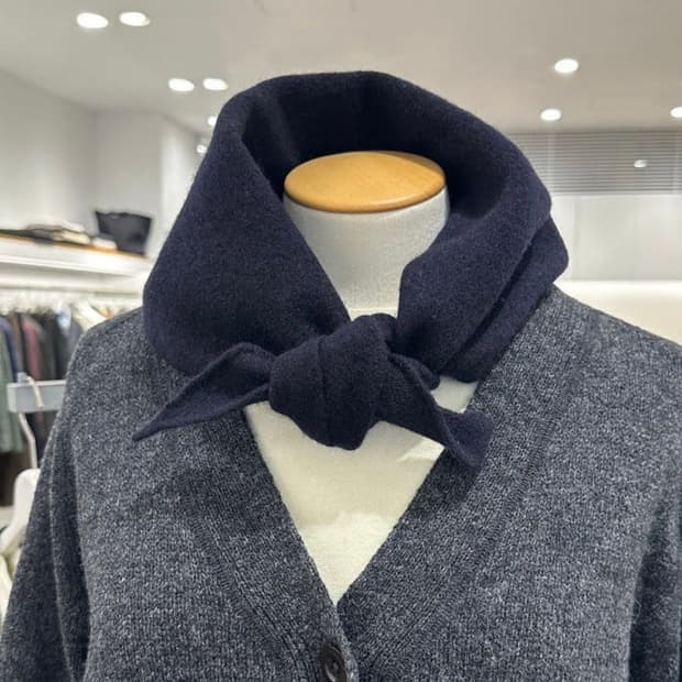 마가렛호웰 램스울 네이비 스카프 미친 가격에 판매합니다!
