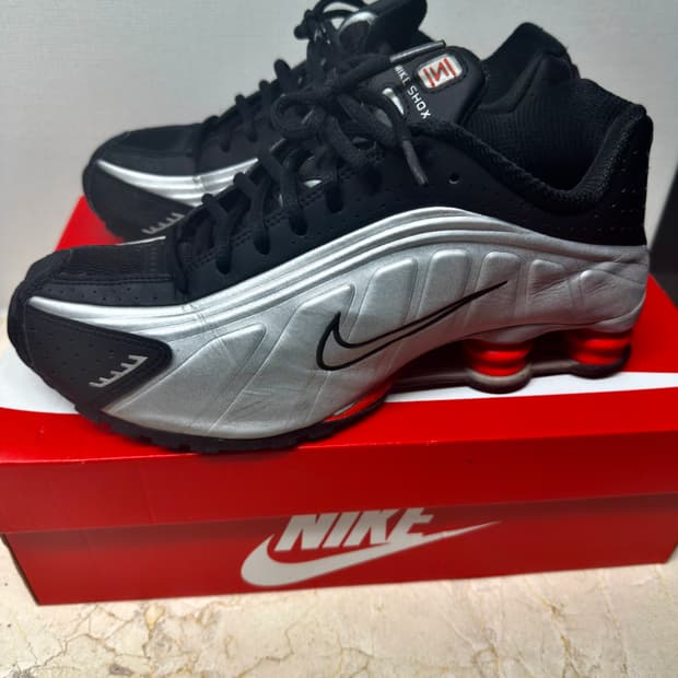 나이키 샥스 R4 블랙 앤 메탈릭 실버 260