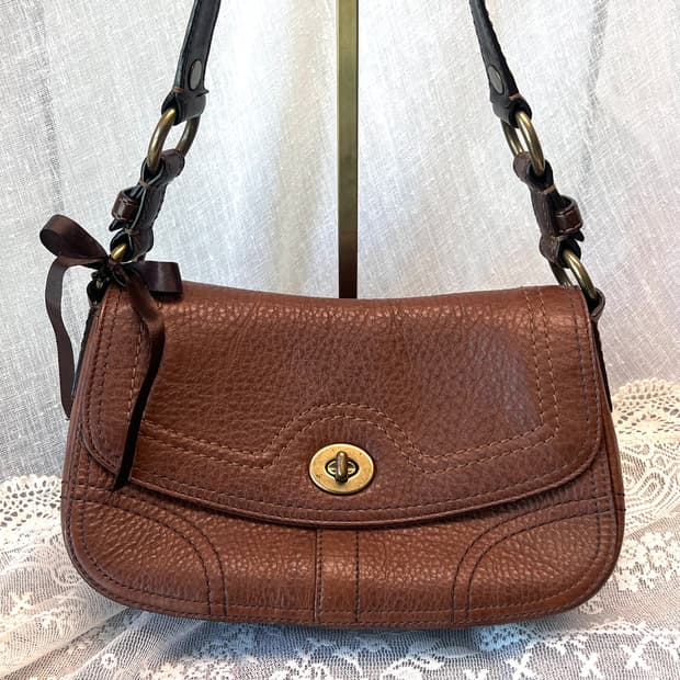 Old coach  클래식 페블 레더 딥 브라운 턴락 숄더백 아카이브