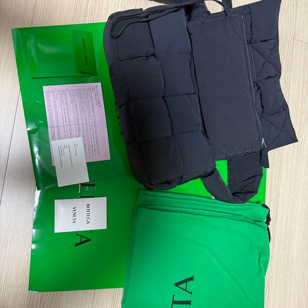 풀) 보테가 패딩 카세트백 팝니다