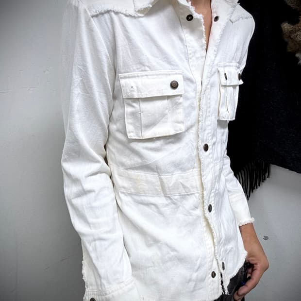 “Vintage” Grunge Cutting Detail White Ja
