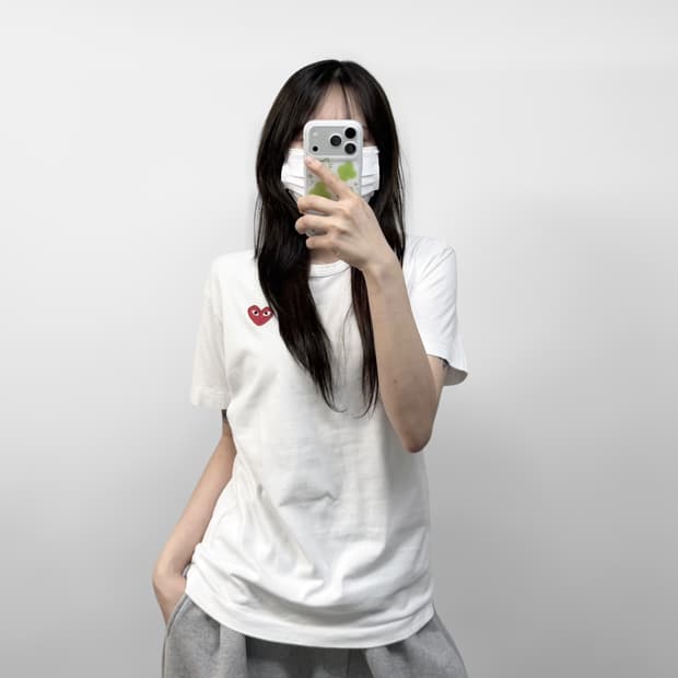 꼼데가르송 하트 와펜 반팔티 화이트