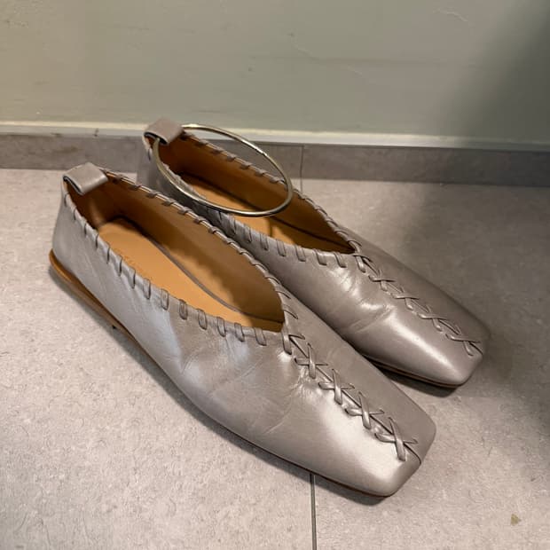 질샌더 흽스티치 앵클릿 발레리나 플랫슈즈/ 그레이색상