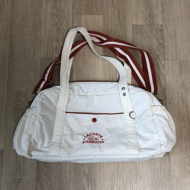 OS) 라코스테 X 스타벅스 LACOSTE 멀티플 보스턴백 아이보리