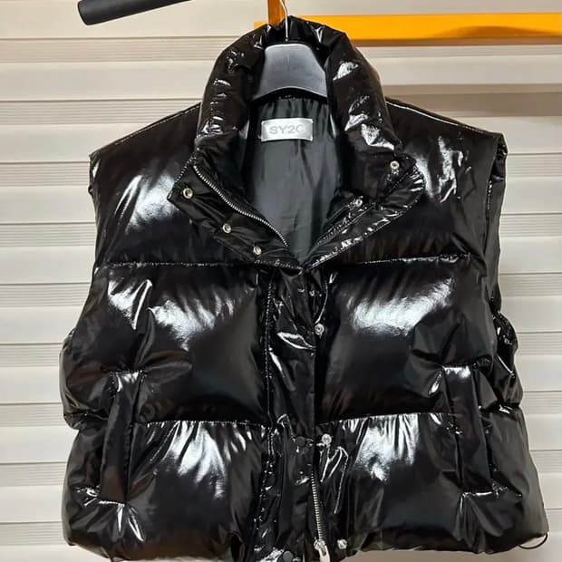 sy2c 에스와이투씨 샤이니 다운 베스트 유광 크롭 패딩
