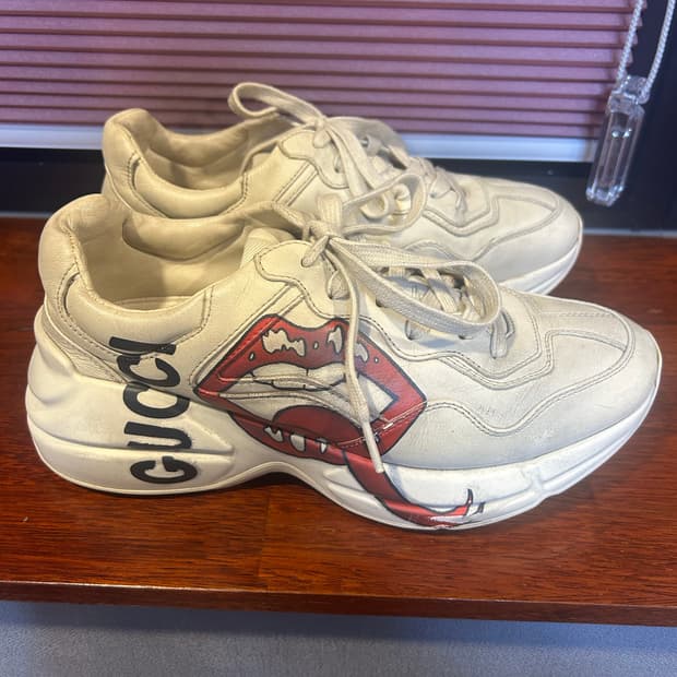 구찌 입술 레더 라이톤 스니커즈