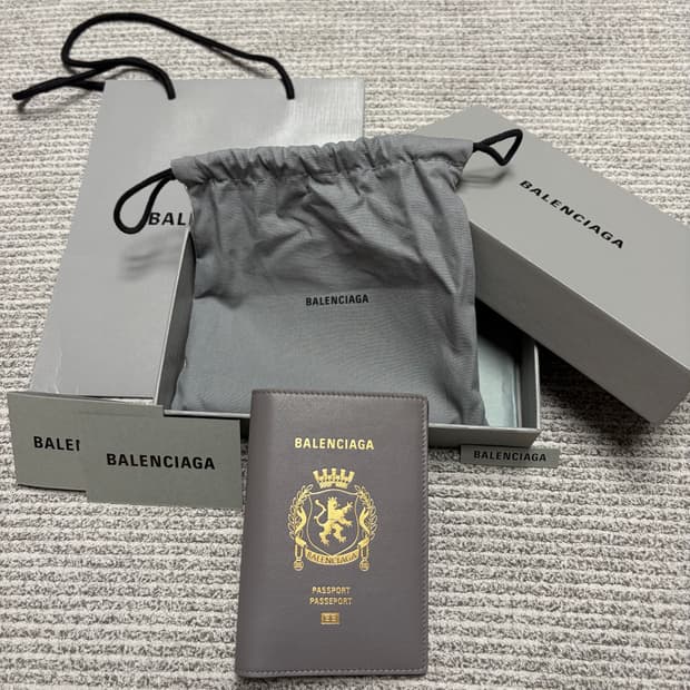(미사용 새상품) 발렌시아가 패스포트 홀더 그레이