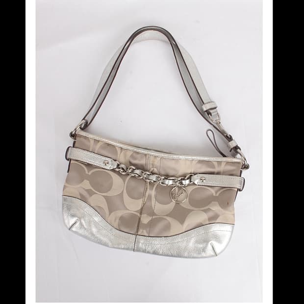 코치 시그니처 패브릭 실버 레더 숄더백